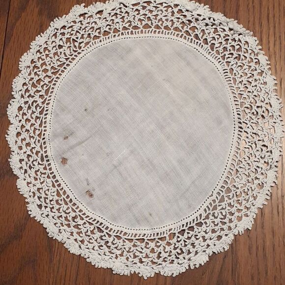 5 pc bundle plus bonus white vintage crocheted/tatted linen & cotton doilys - Picture 14 of 15